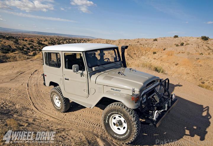 1009_4wd_08+1976_toyota_land_cruiser_FJ40+right_side_angle